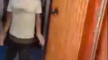 سيدة تضبط جارها يستدرج أطفالاً صغاراً للقيام بأفعال مخلة داخل شقته